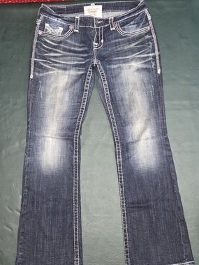 **Dark Wash Women's Jeans with Faded Detail**